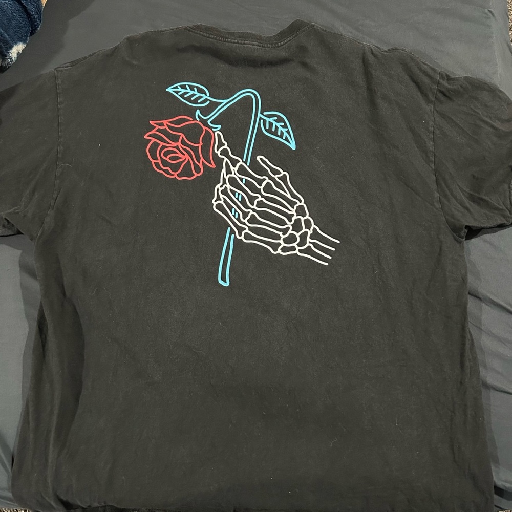 2XL Love No more shirt.